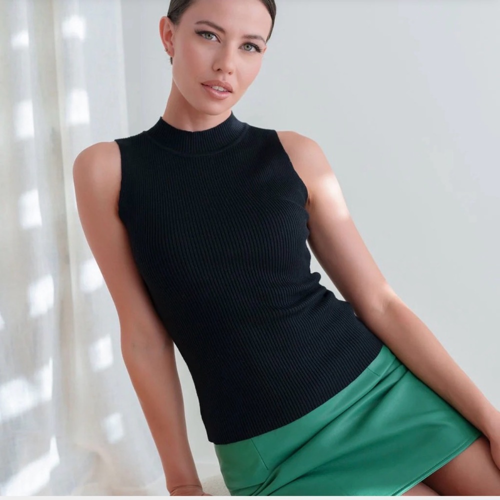 Okakie ribbed tank in black size medium